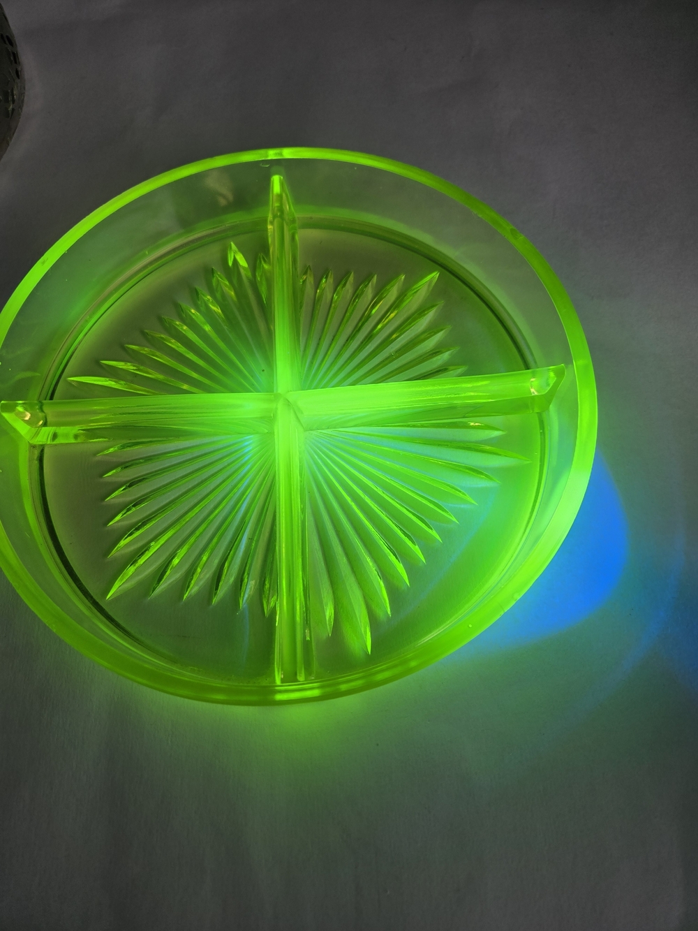 Vintage Yellow Vaseline Uranium Divided Glass Server with Metal Basket - Picture 10 of 11